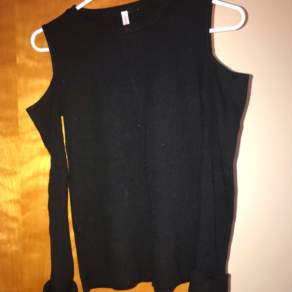 Black shoulder cut out sweater